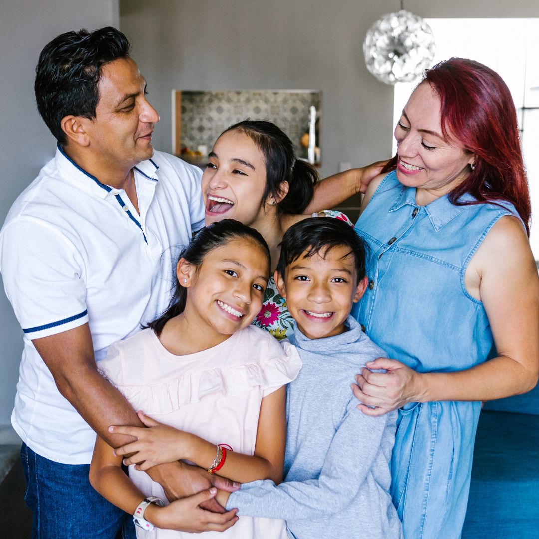 Família de baixa renda reunida em casa